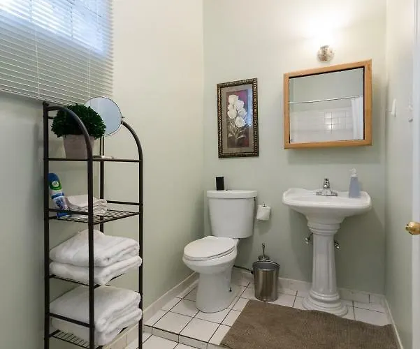 1549 North Maplewood Avenue Apartment *