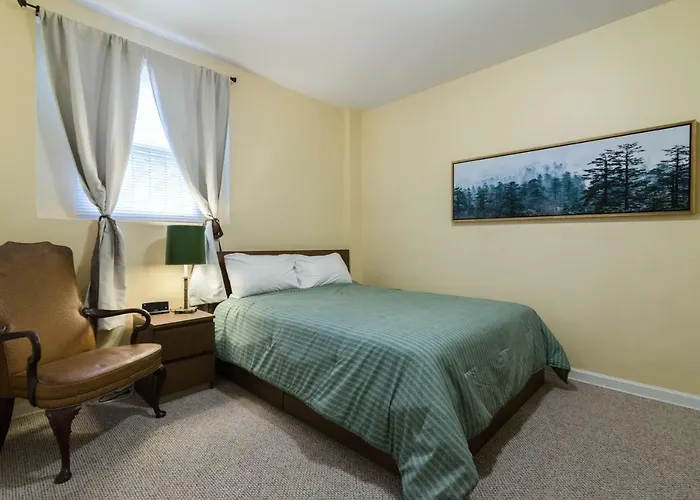 1549 North Maplewood Avenue *